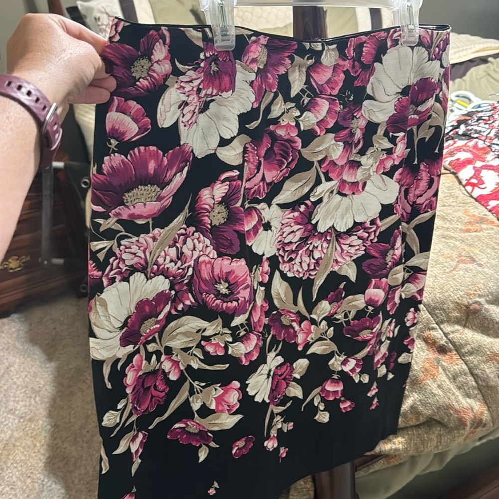 Pretty White House Black Market skirt